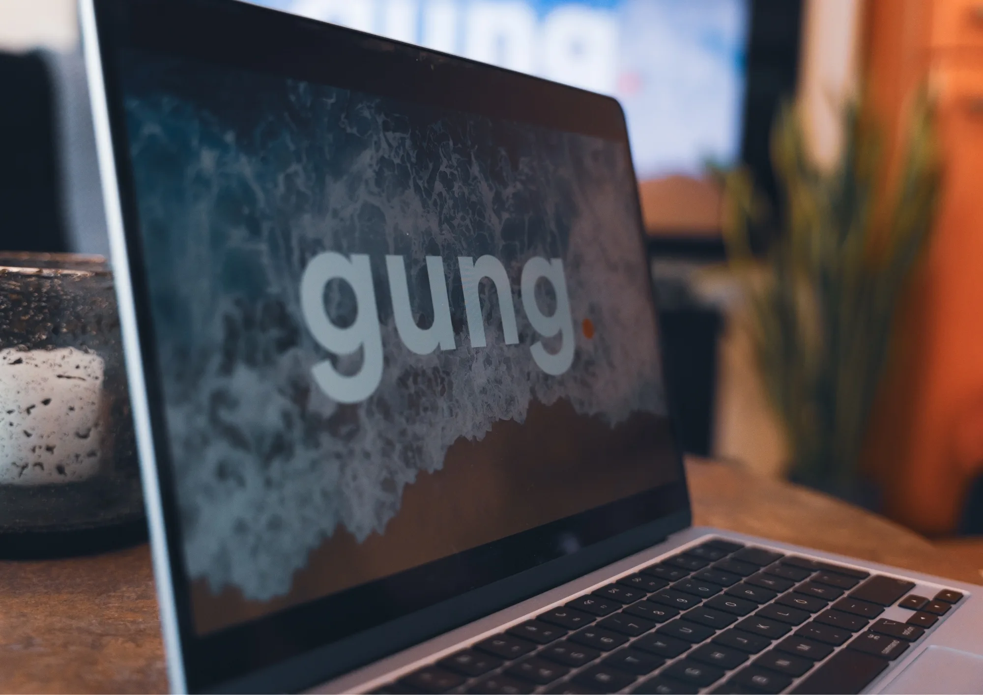 Gung-loggan på en datorskärm